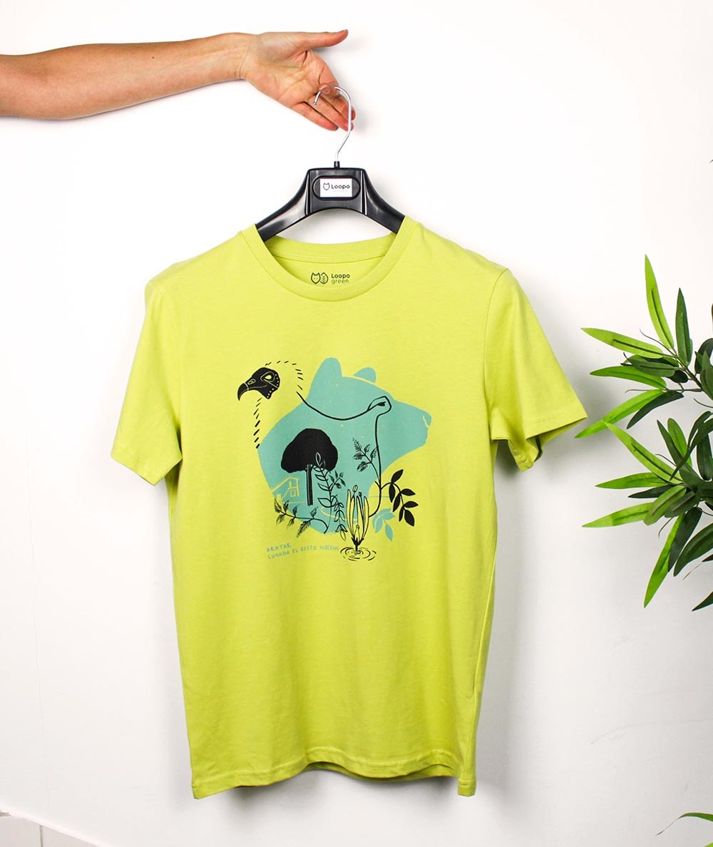 Camiseta unisex oso Cantabria. Verde pistacho. Percha
