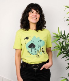 Camiseta unisex oso Cantabria. Verde pistacho. Modelo chica