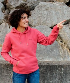 Sudadera unisex rojo suave ilustración loopo Cantabria. Frontal modelo chica
